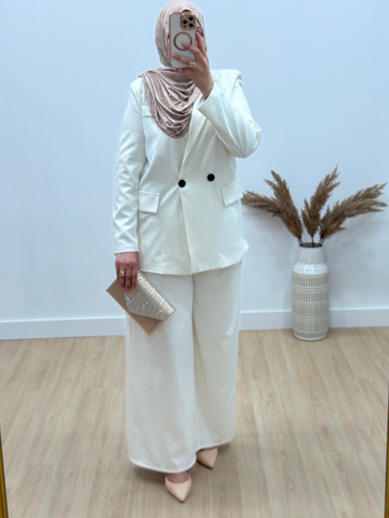 TRAJES
