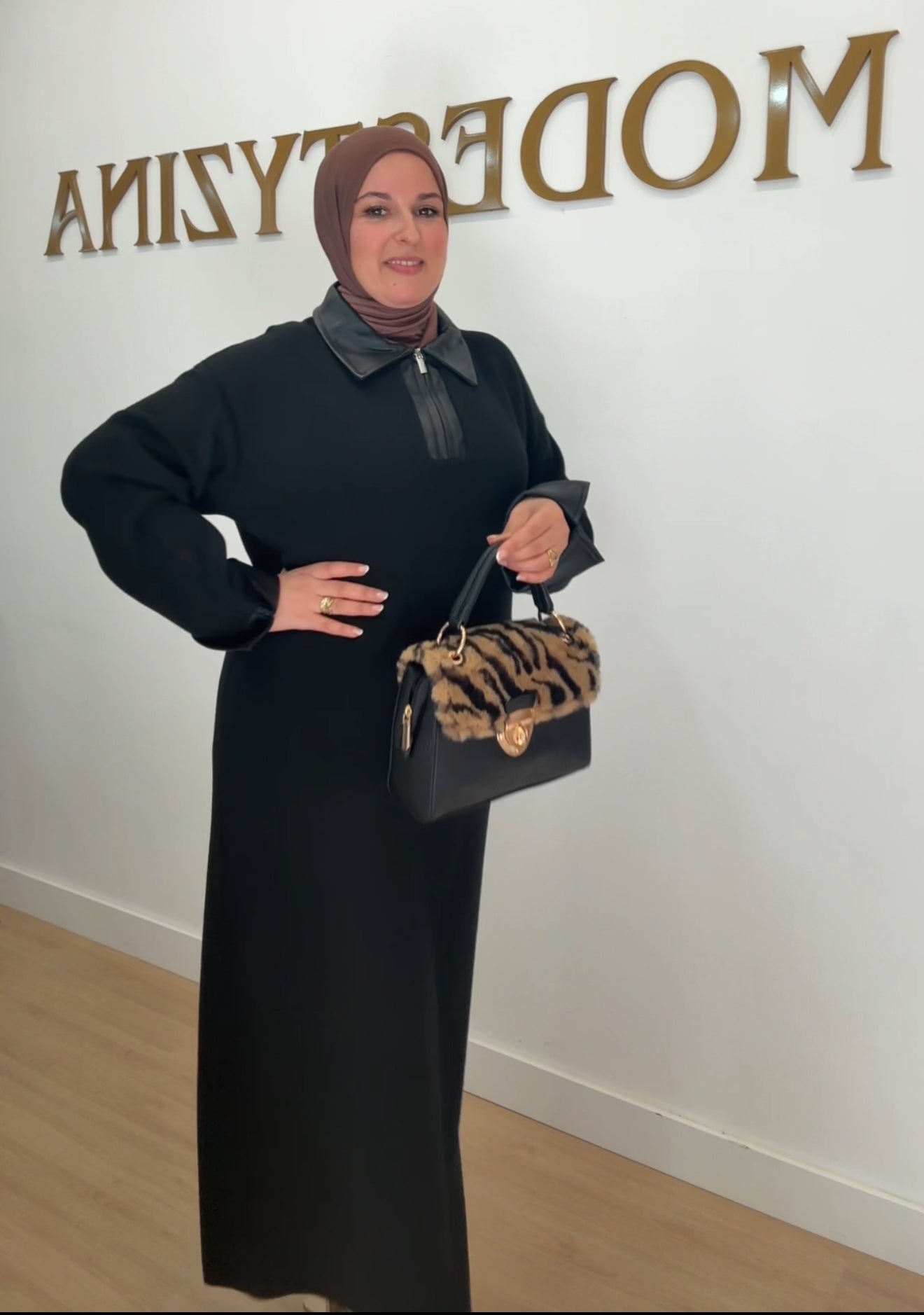 VESTIDO CON DETALLES DE CUERO