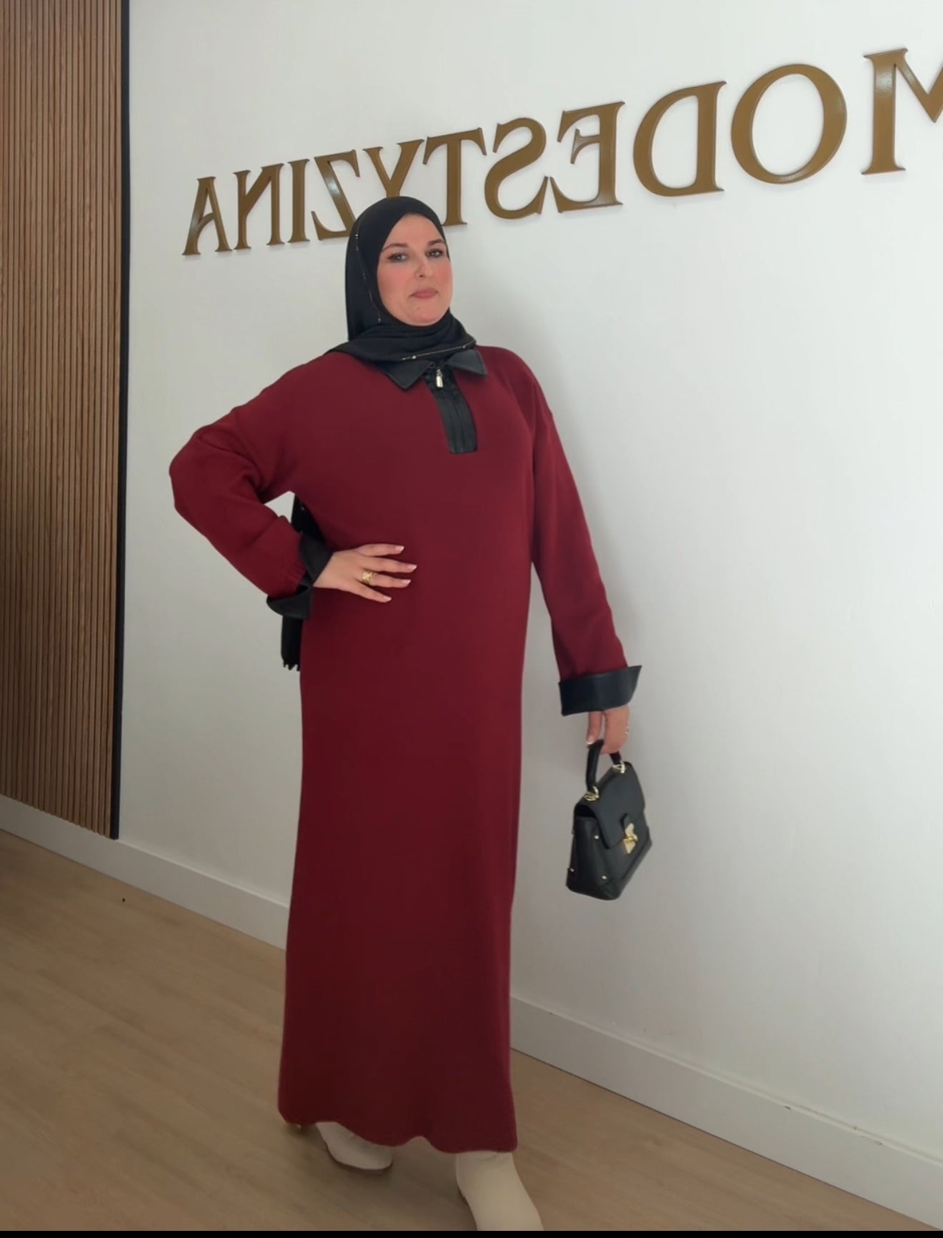 VESTIDO CON DETALLES DE CUERO