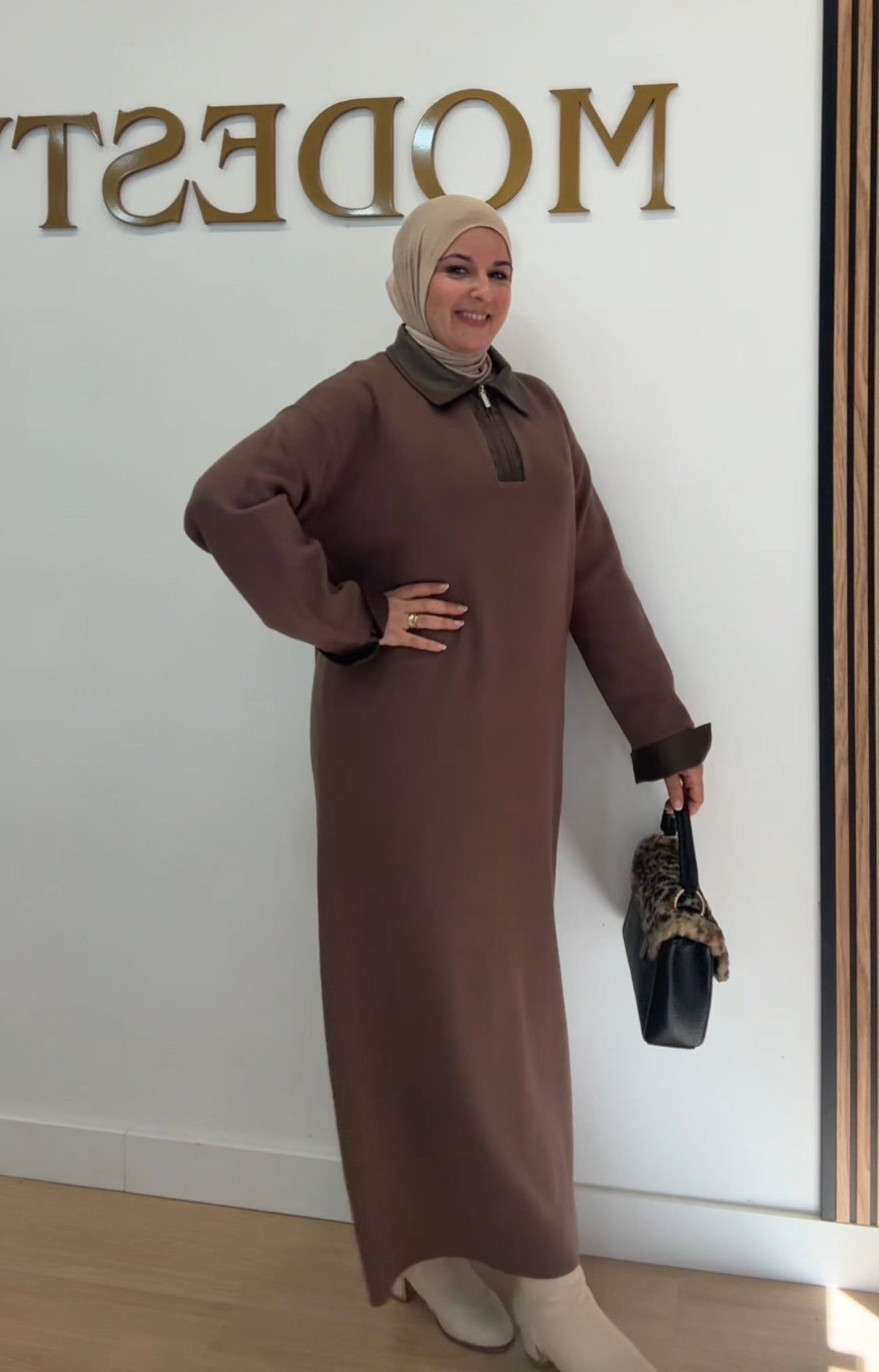 VESTIDO CON DETALLES DE CUERO