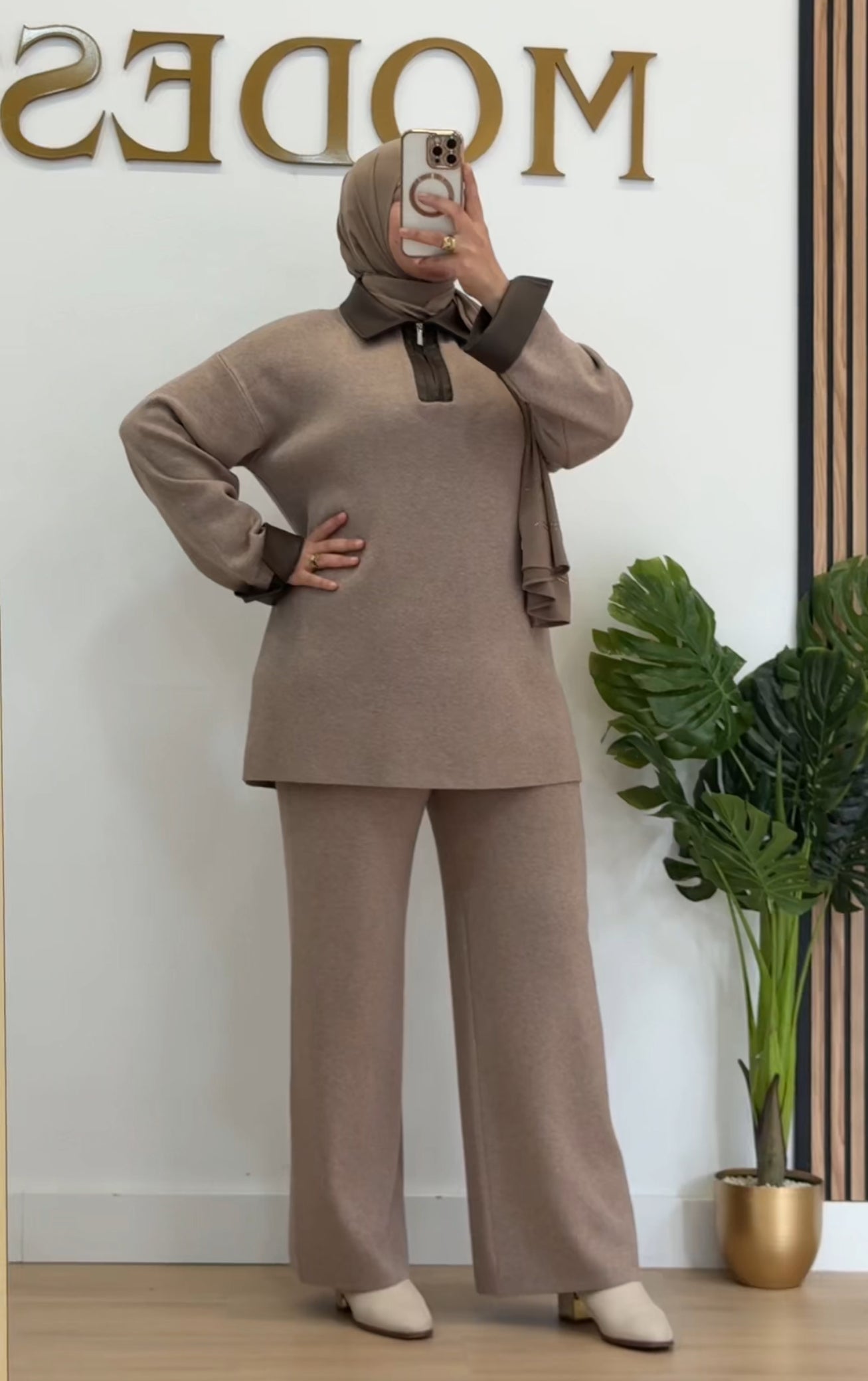 CONJUNTO CON DETALLES DE CUERO