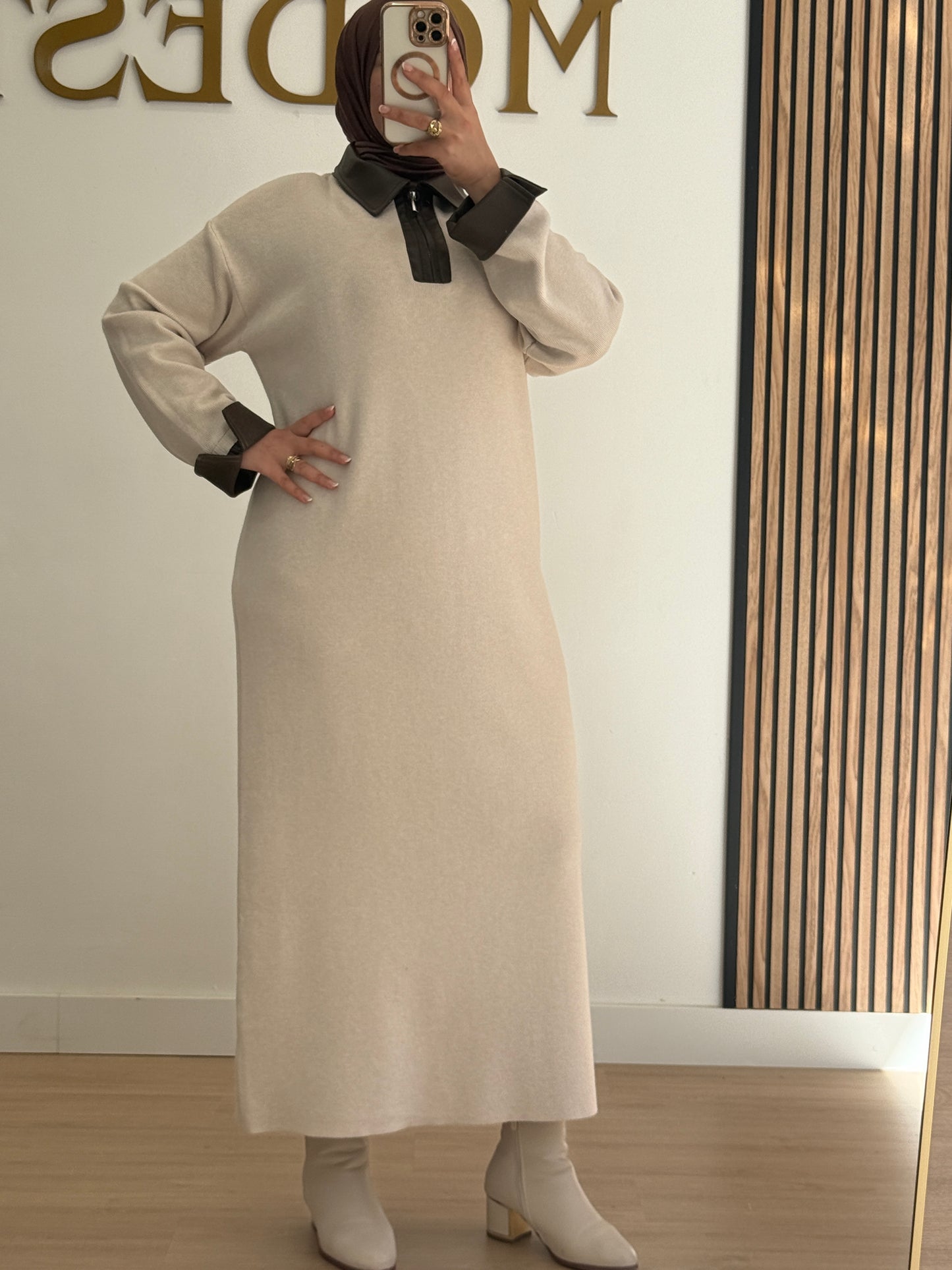 VESTIDO CON DETALLES DE CUERO